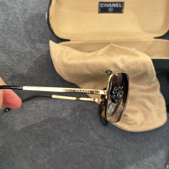 Great Condition CHANEL Camilla accent shield women’s sunglasses gold and rimless - Picture 6 of 9